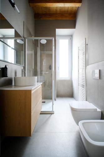 une salle de bains avec lavabo, baignoire et toilettes dans l'établissement Tower Studio Double Suite - Bernina Experience, à Tirano