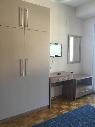TV a/nebo společenská místnost v ubytování Studio Azalea