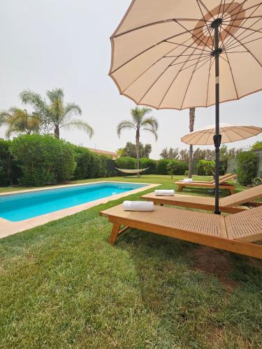 Bazén v ubytování Magnifique villa avec sa piscine privée, sans vis-à-vis nebo v jeho okolí