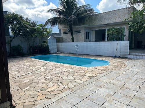 una piscina davanti a una casa di Aconchegante Casa - Morada da Praia a Bertioga
