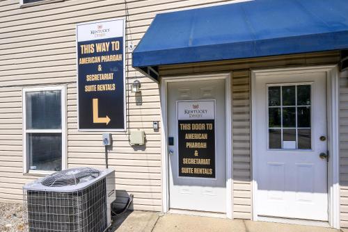 Muka bangunan atau pintu masuk American Pharaoh Twin Spires Suite