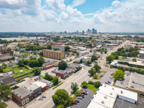 Pemandangan umum bagi Jeffersonville atau pemandangan bandar yang diambil dari apartmen