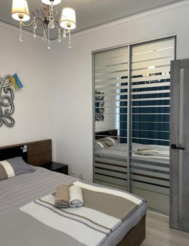 オデッサにあるArcadia Cozy Stayのベッドルーム1室(ベッド1台、大きなガラス窓付)