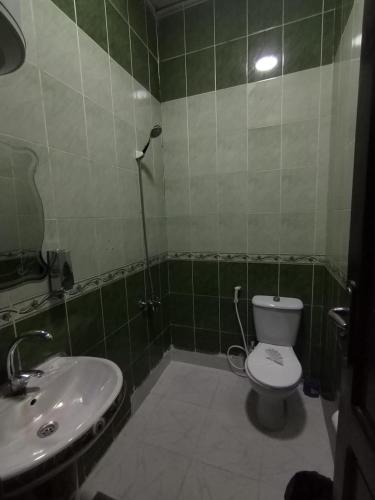 a bathroom with a toilet and a sink at One Season Hotel in Cairo