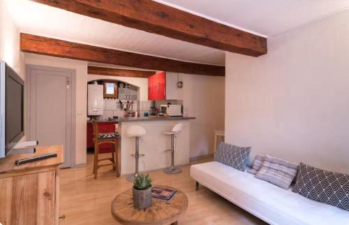 a living room with a couch and a table at High Gardens Grand jardin en vieille ville in Annecy