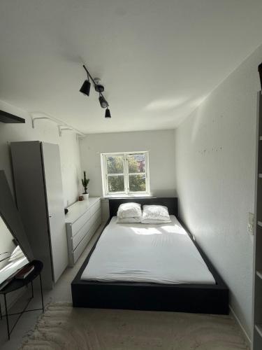 Ένα ή περισσότερα κρεβάτια σε δωμάτιο στο Cozy apartment in central Copenhagen