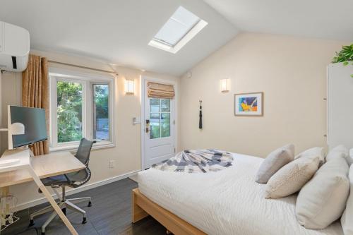 a bedroom with a bed and a desk and a computer at Downtown Palo Alto Gem! Cute, Spotless Guest House in Palo Alto