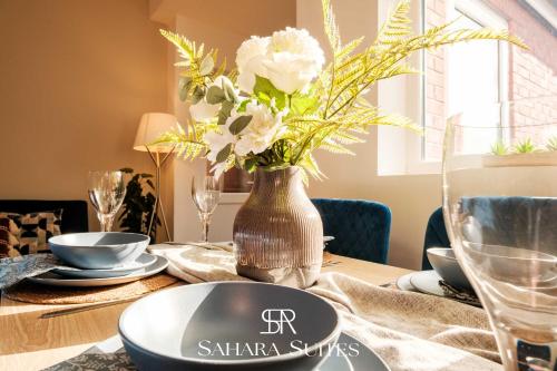 Et opholdsområde på New! Stylish 5BR Home - Contractors Stay - Sleeps 9 - Parking