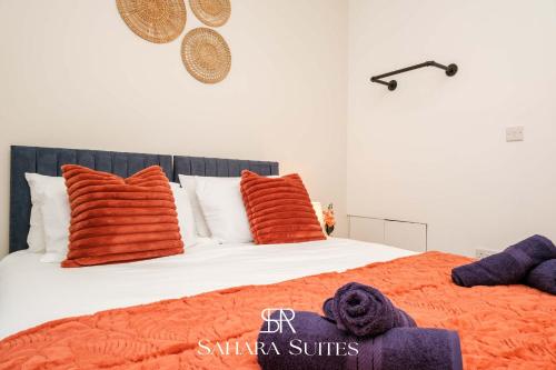 En eller flere senge i et værelse på New! Stylish 5BR Home - Contractors Stay - Sleeps 9 - Parking
