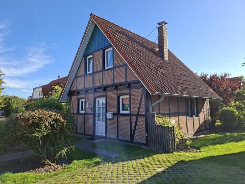 a small brown house with a brown roof at Gundi's Ferienhaus in Dorum-Neufeld