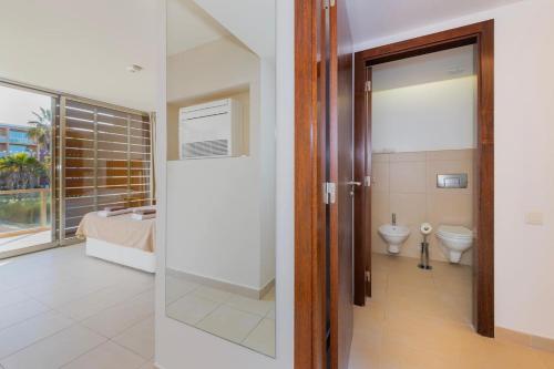 Habitación con baño con bañera y aseo. en Salgar Villa, en Galé