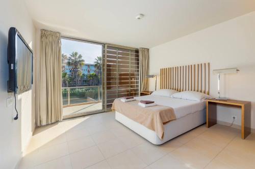 Un dormitorio con una cama y una ventana grande. en Salgar Villa, en Galé