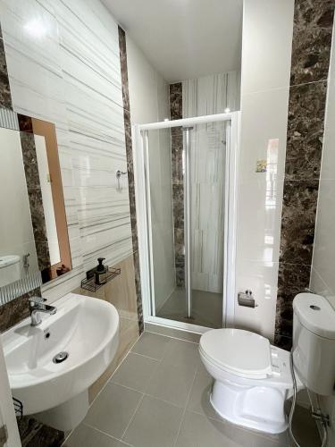 a bathroom with a toilet and a sink at DJ Home in Ban Ko