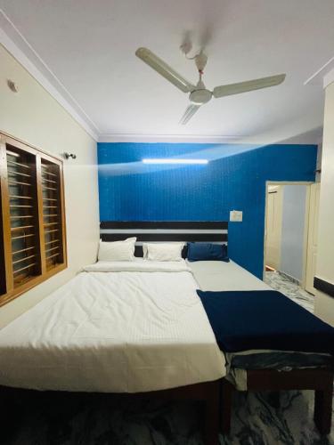 En eller flere senge i et værelse på Balajiresidency Lodge