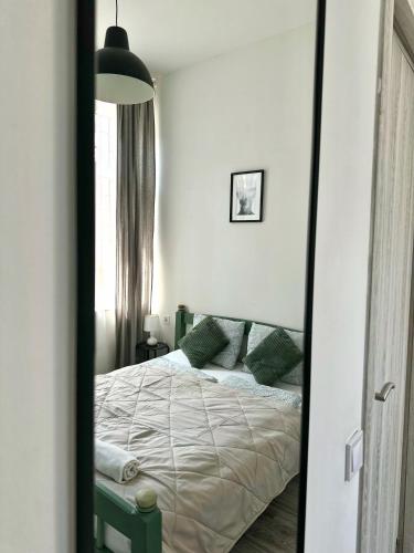 une chambre avec un lit et un miroir dans l'établissement Dolce Vita Budapest, à Budapest