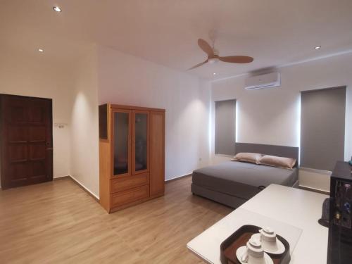 Ένα ή περισσότερα κρεβάτια σε δωμάτιο στο Room Only - Ryui's Quiet Residential Bungalow 5,403sqft