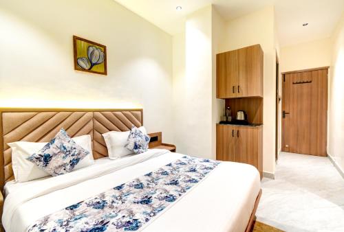Ένα ή περισσότερα κρεβάτια σε δωμάτιο στο Hotel Royal Ican Sindhubhavan Road
