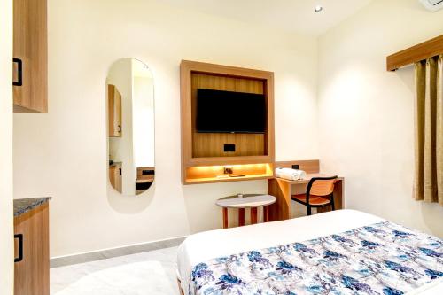 Ένα ή περισσότερα κρεβάτια σε δωμάτιο στο Hotel Royal Ican Sindhubhavan Road