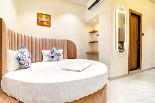 Ένα ή περισσότερα κρεβάτια σε δωμάτιο στο Hotel Royal Ican Sindhubhavan Road