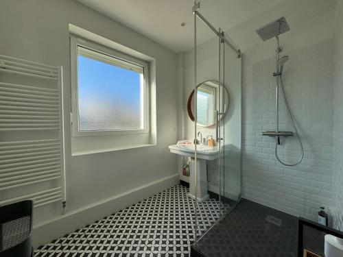 a bathroom with a sink and a shower and a mirror at Kaza Blue - Maison familiale Rambouillet centre in Rambouillet