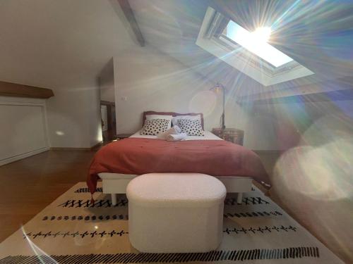 a bedroom with a bed and a skylight at Kaza Blue - Maison familiale Rambouillet centre in Rambouillet