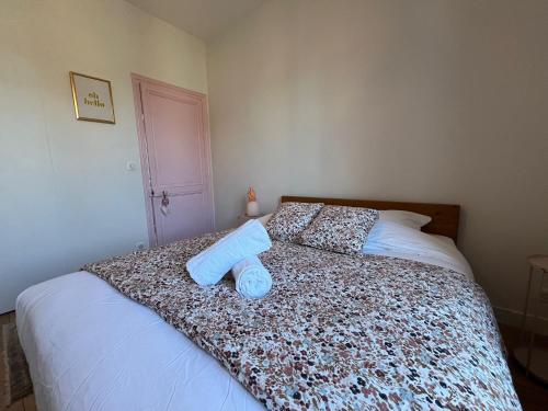 a bedroom with a bed with two towels on it at Kaza Blue - Maison familiale Rambouillet centre in Rambouillet