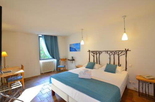 Postel nebo postele na pokoji v ubytování Logis Hôtels - Hôtel Restaurant du Midi