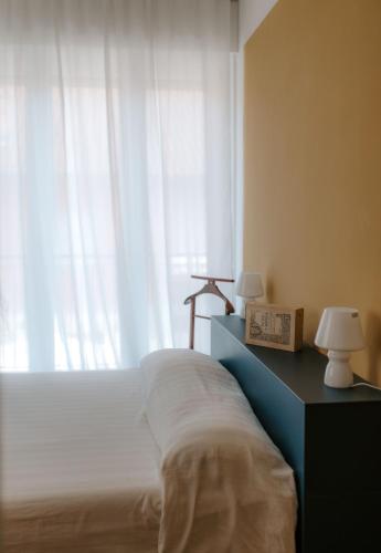 a bedroom with a bed and a window at Casa Piero, relax e piscina privata tra le colline delle Langhe in Alba