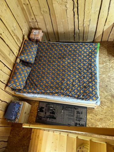 an overhead view of a mattress on a wooden floor at Горизонт in Iltsi