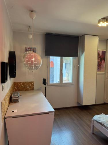 La Celle-sous-Gouzonにあるmaison en Provenceのキッチン(カウンター付)、窓が備わる客室です。