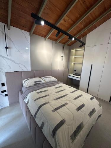 ein Schlafzimmer mit einem großen Bett in einem Zimmer in der Unterkunft Apartamento Lecheria 2 Hab 2 Baños Terraza Planta Eléctrica - De Lujo in El Morto de Barcelona