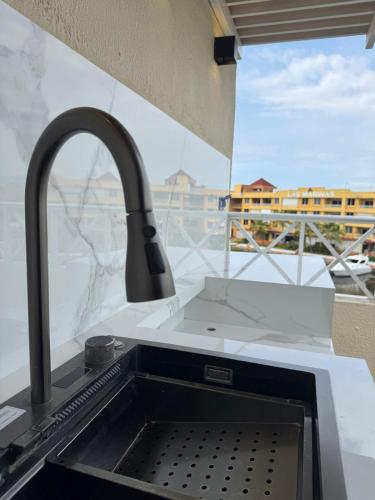 eine Küchentheke mit Spüle und Fenster in der Unterkunft Apartamento Lecheria 2 Hab 2 Baños Terraza Planta Eléctrica - De Lujo in El Morto de Barcelona