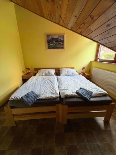 Una cama o camas en una habitación de Penzion u Zdichynců