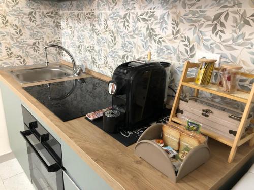 a kitchen with a counter with a sink and aounter sidx sidx sidx at GREEN LOFT - Appartamento In Centro con AC, Wi-Fi in Forlì