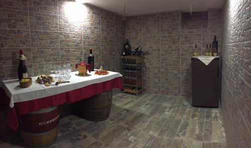 una sala di degustazione di vini con tavolo e bottiglie di vino di NICOLE DONEY LOCAZIONE TURISTICA a Verona