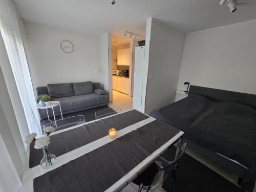 ニエホジェにあるUroczy apartament blisko plaży i latarni Niechorzeのベッドとソファのあるリビングルーム