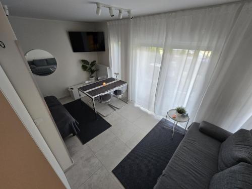 ニエホジェにあるUroczy apartament blisko plaży i latarni Niechorzeのソファとテーブルのあるリビングルーム