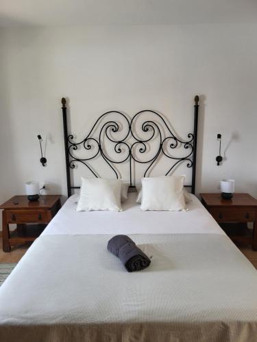 Una cama blanca grande con un cabecero grande y una manta. en Casa Las Palmeritas, en Tinajo