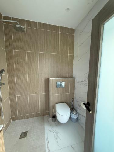a bathroom with a toilet and a shower at Boskill Equestrian Centre Guesthouse in Limerick