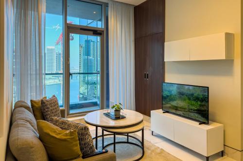 Elegant 1BR with Canal Views in Business Bay