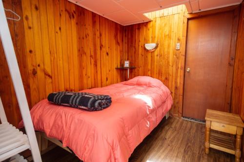 Una cama o camas en una habitación de La Minga Hostel