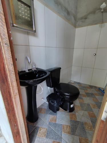 アルゴドアウにあるCasa Anahataのバスルーム(黒いトイレ、シンク付)