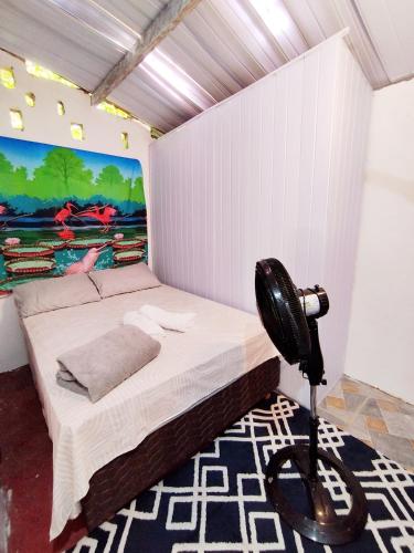 アルゴドアウにあるCasa Anahataの壁に絵が掛かっている部屋のベッド
