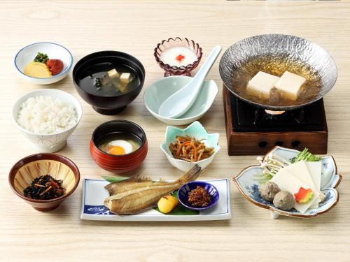 Jídlo v ryokanu nebo okolí