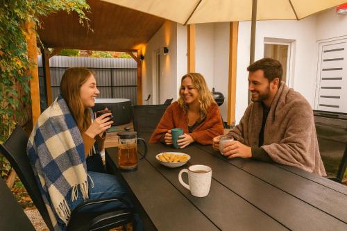 Oaspeți care stau la Play and Relax in Lake-Parkside Cozy Family Retreat - Jegenye Cottage