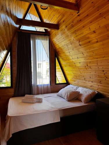 Postel nebo postele na pokoji v ubytování Kakhaberi Cottages
