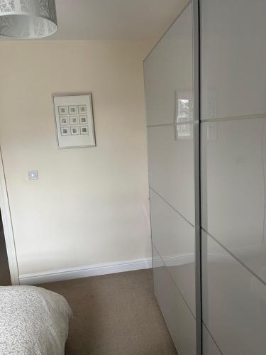 1 dormitorio con cabina de ducha de cristal junto a la cama en Double Room with Private Bathroom, en Royal Tunbridge Wells