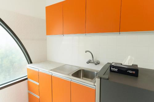 Dapur atau dapur kecil di Cozy Haven Downtown Abu Dhabi