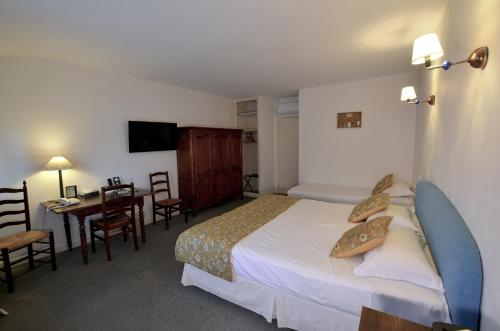 Postel nebo postele na pokoji v ubytování Logis Hôtels - Hôtel Restaurant du Midi