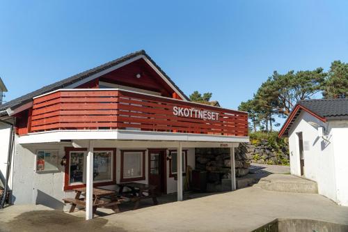a small building with a sign that reads subordinate at Skottneset Feriesenter in Barmen